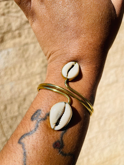 Double Cowrie above and below Brass 3/4 Bracelet
